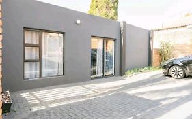 Urban Haven: Cozy Stay